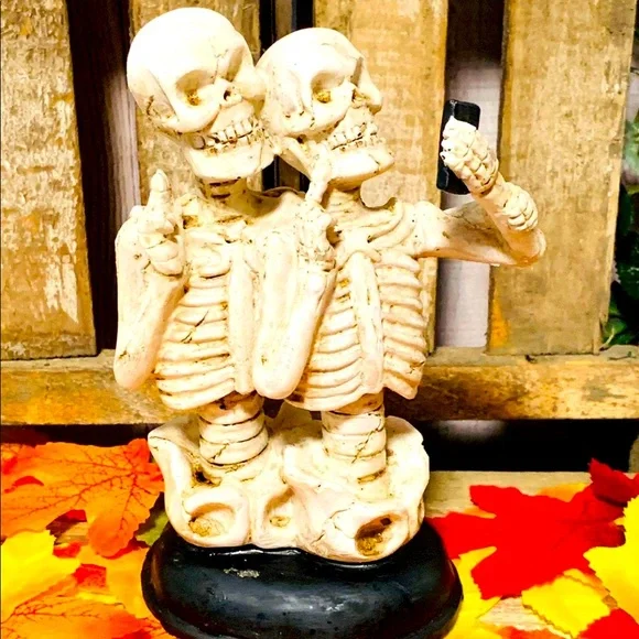 Skeleton Selfie Couple - Picture 1 of 10